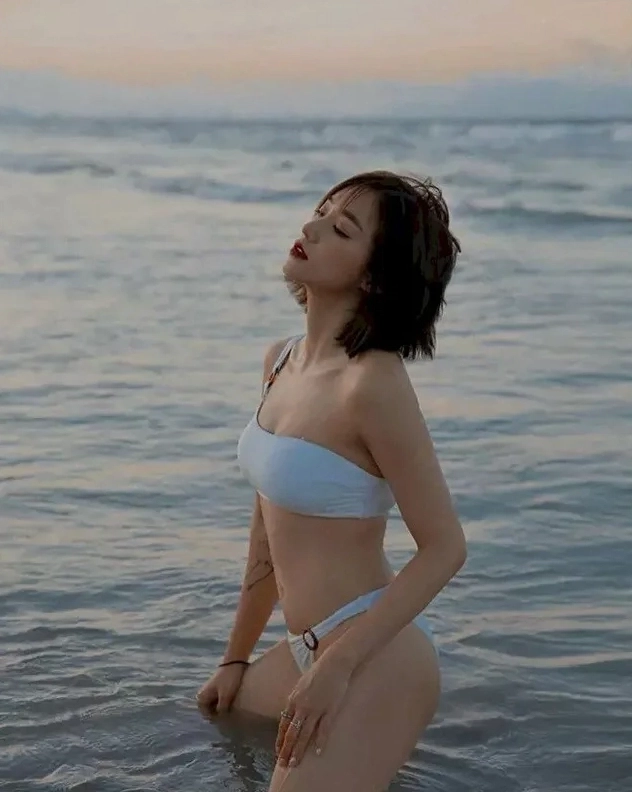 Hình ảnh gái xinh tóc ngắn bikini tạo dáng thể thao năng động