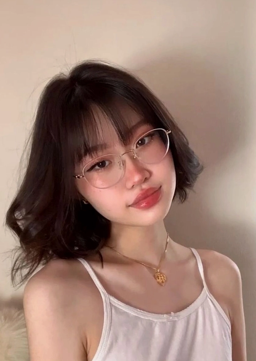 Hình ảnh gái xinh tóc ngắn che mặt quyến rũ trong outfit bikini