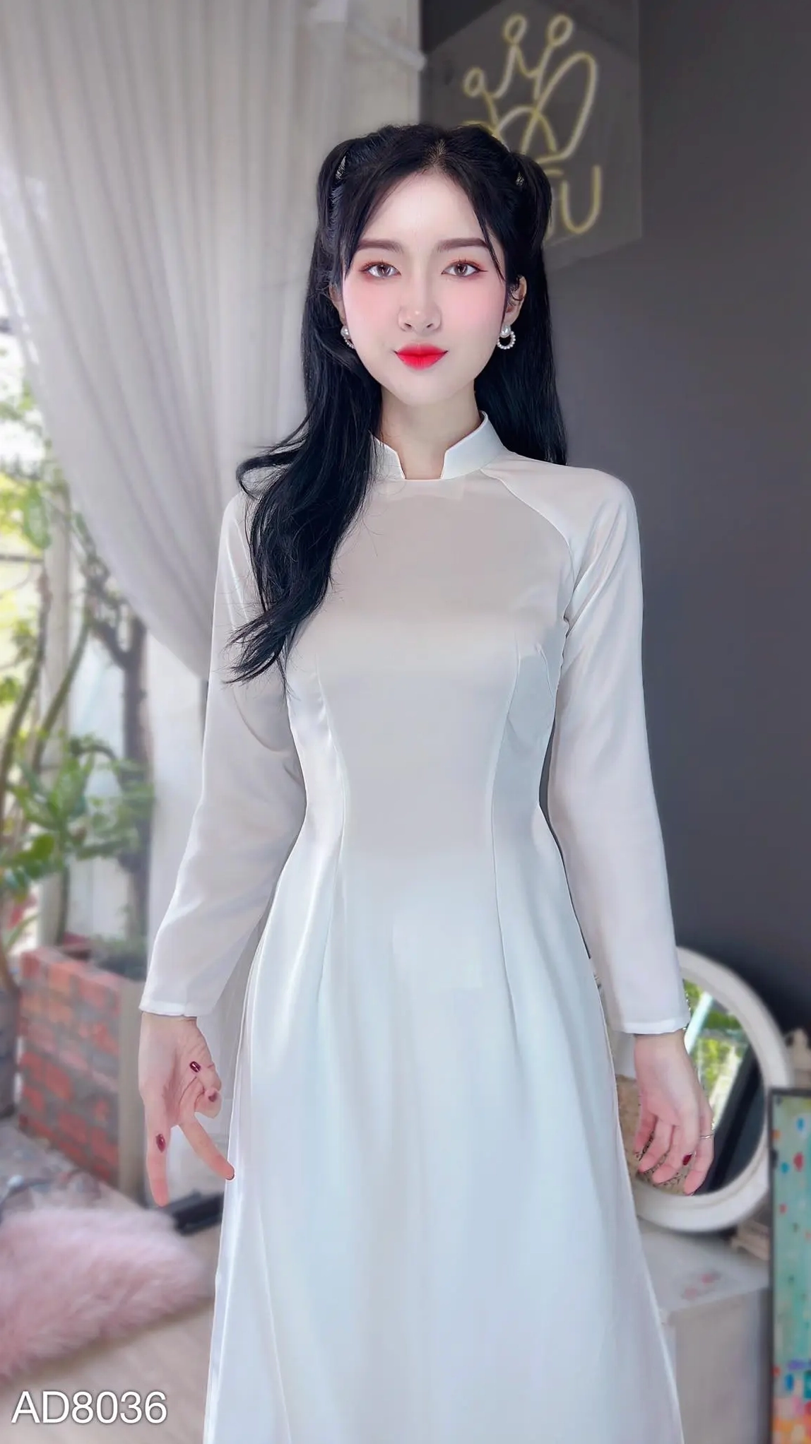 Hình ảnh học sinh diện áo dài lụa phi mờ duyên dáng dưới mái trường