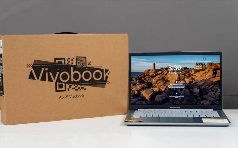 Hình ảnh kiểm tra thông số kỹ thuật trên tem nhãn dán ở mặt đáy máy tính