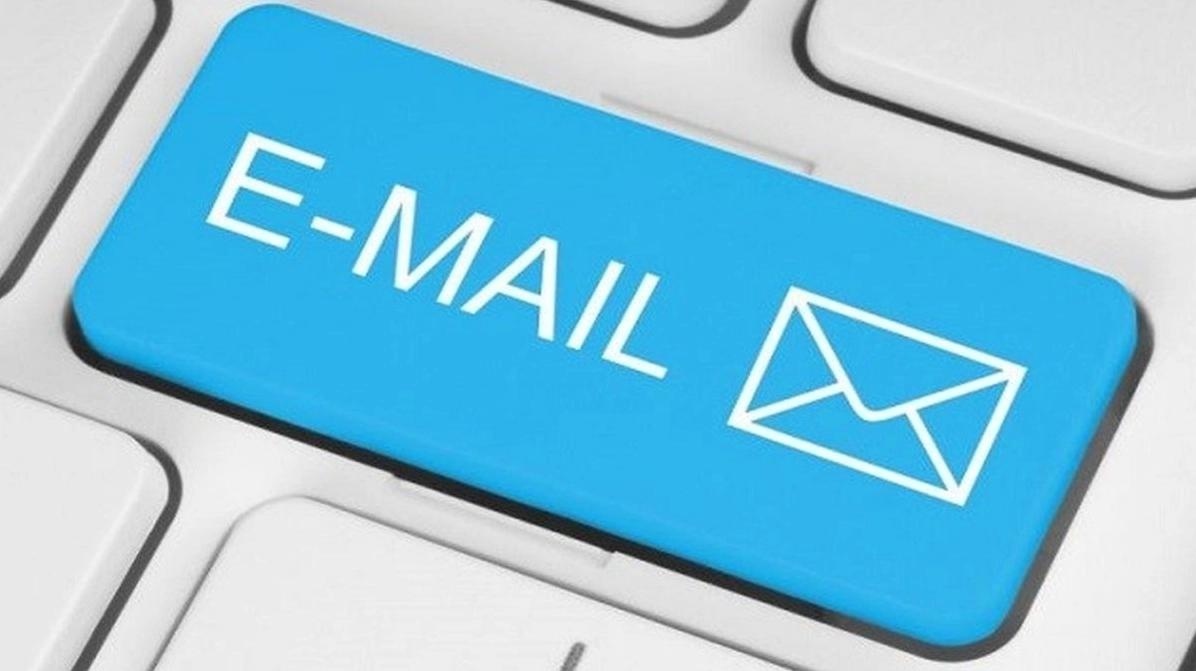 Hình ảnh liệt kê các nhà cung cấp dịch vụ email phổ biến như Gmail Yahoo Outlook