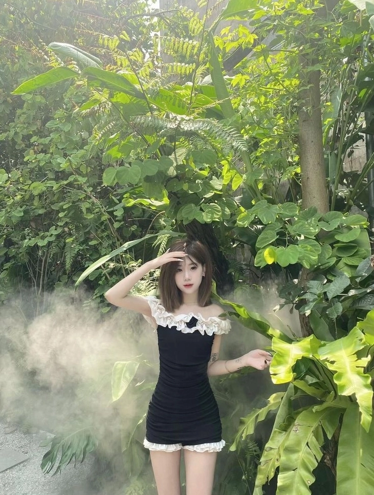 Hình ảnh livestream duyên dáng của cô gái trẻ