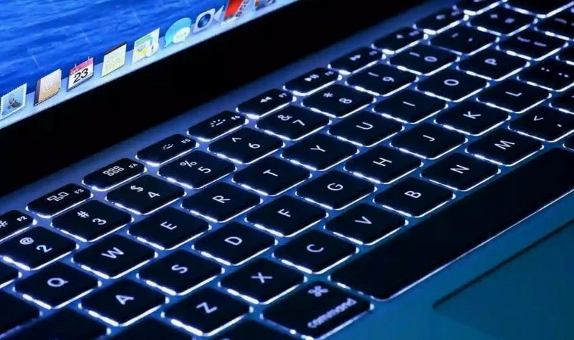 Hình ảnh minh họa đèn LED bàn phím laptop chiếu sáng rực rỡ trong không gian tối