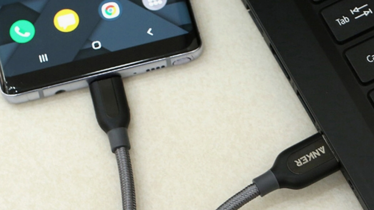 Hình ảnh minh họa sử dụng cáp USB để kết nối điện thoại và máy tính