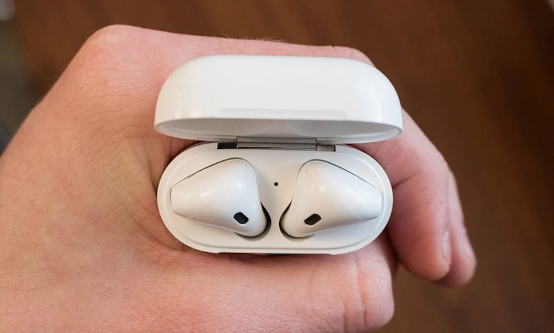 Hình ảnh minh họa thao tác đặt tai nghe Airpod vào hộp sạc để chuẩn bị cho quá trình kết nối
