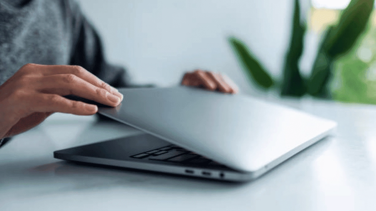 Hình ảnh minh họa thao tác gập màn hình laptop mà không tắt máy