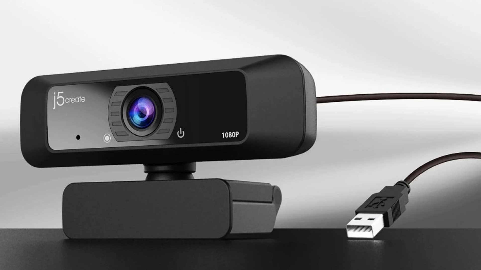 Hướng dẫn chi tiết cách cài webcam cho laptop cực đơn giản tại nhà 7 Hình ảnh minh họa thao tác kết nối dây cáp webcam với cổng USB của PC