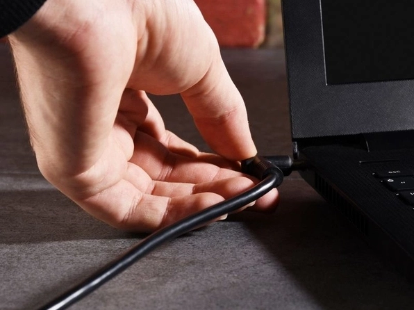 Hướng dẫn chi tiết cách mở nguồn laptop hiệu quả khi nút nguồn bị hỏng 2 Hình ảnh minh họa tình trạng laptop bị sập nguồn không thể mở lên