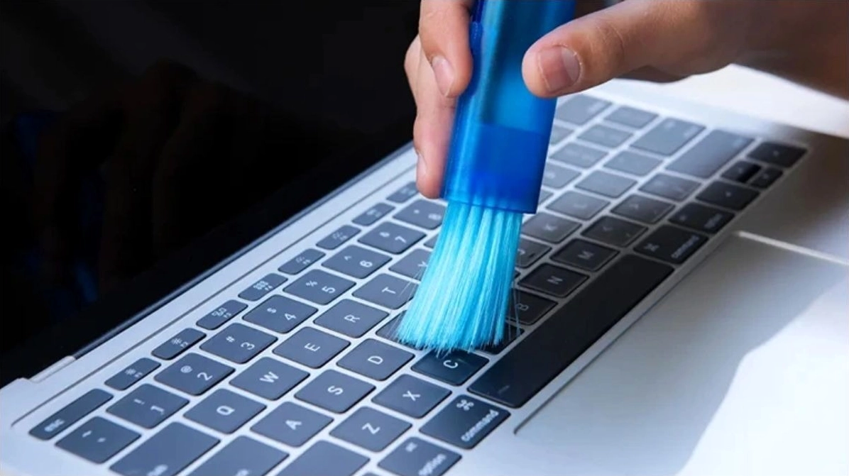Hình ảnh minh họa việc vệ sinh bàn phím thường xuyên giúp hạn chế lỗi phát sinh