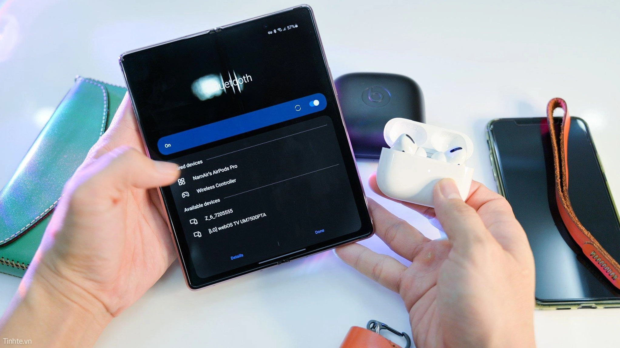 Hình ảnh minh họa việc vệ sinh thiết bị để đảm bảo quá trình cach-ket-noi-tai-nghe-airpods-voi-may-tinh-windows diễn ra trơn tru