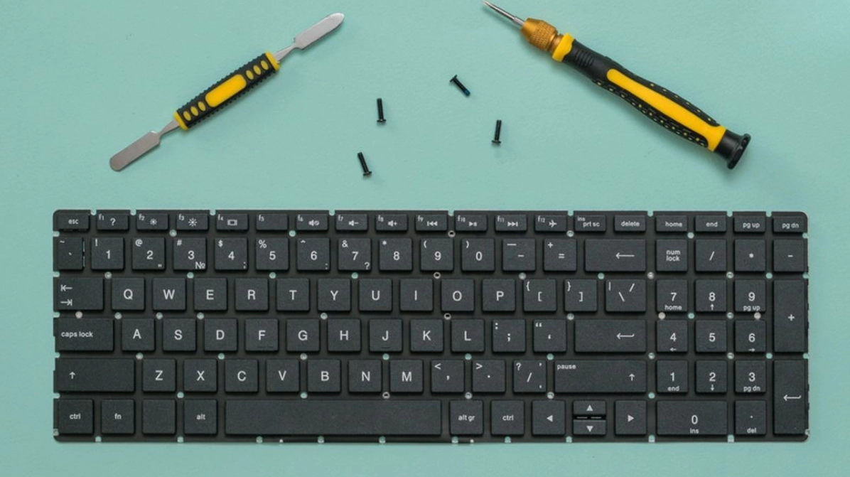 Hướng dẫn chi tiết cách gỡ nút bàn phím laptop an toàn hiệu quả nhất 1 Hình ảnh tháo rời bàn phím laptop ra khỏi khung máy tính xách tay khi bị kẹt phím