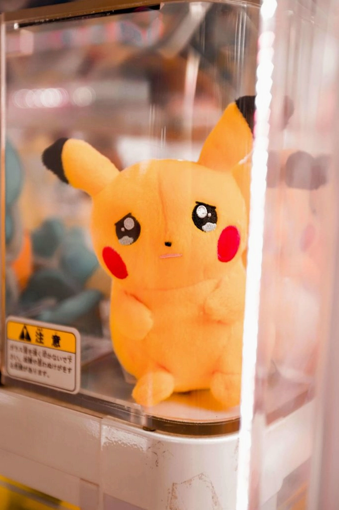 Hình ảnh về cô gái buồn tựa đầu vào tường