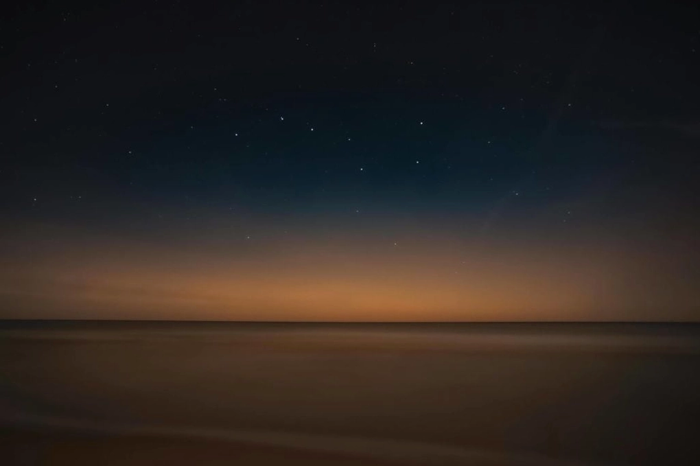 Hình cô gái mang tâm sự dưới ánh hoàng hôn