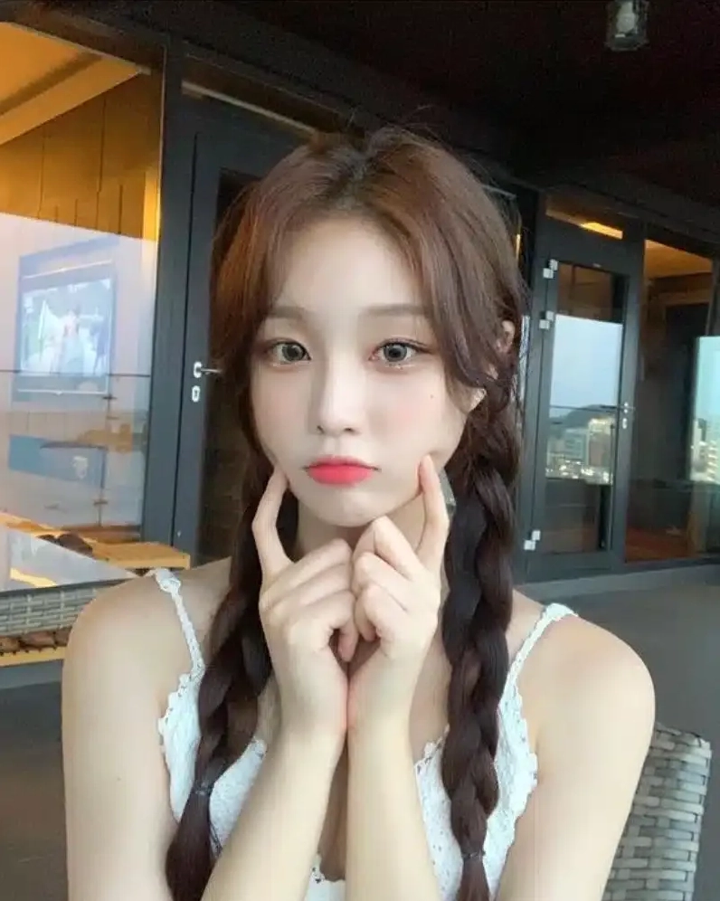 Hình gái xinh đeo mắt kính cute kết hợp giữa vẻ thông minh và nét duyên dáng không thể rời mắt