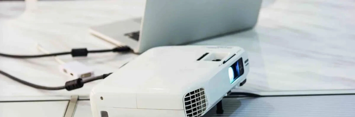 Hướng dẫn chi tiết cách cài đặt máy chiếu cho laptop nhanh chóng và đơn giản nhất 6 Hình minh họa việc kết nối máy tính với máy chiếu bằng dây cáp HDMI chuẩn