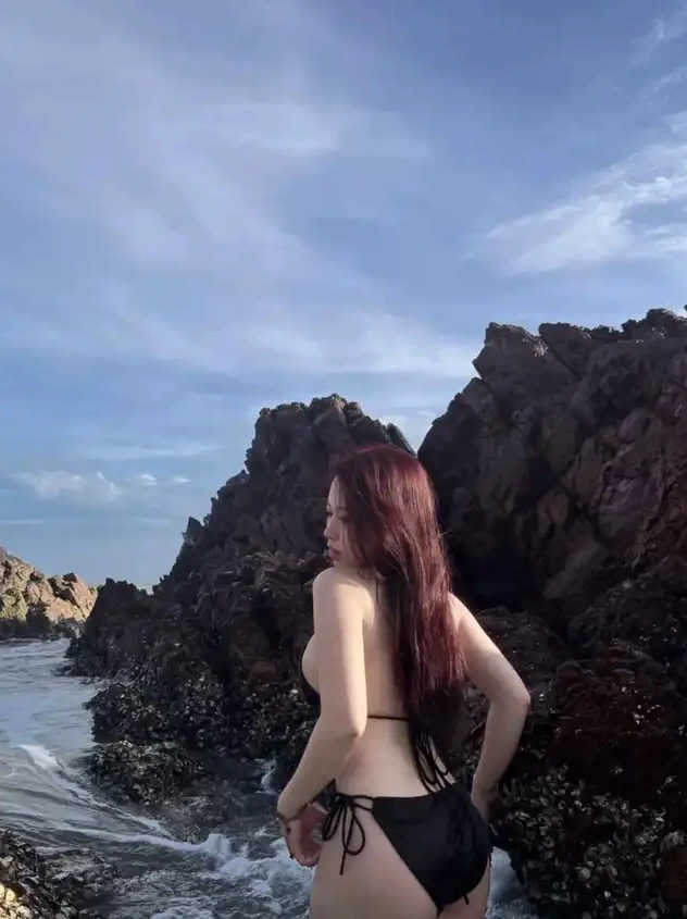 Hot girl với body múp múp đầy đặn trong bộ bikini hello kitty nhỏ xíu tại bãi biển