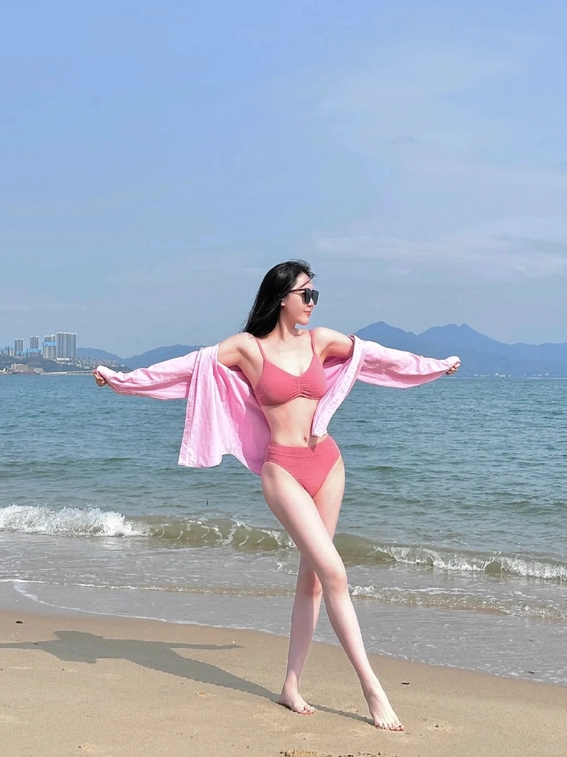 Bộ sưu tập 30 ảnh bikini gái Trung Quốc nóng bỏng nhất 2026 4 Hot idol TikTok xứ Trung thiêu đốt ánh nhìn với bikini cắt xẻ