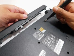 huong dan chi tiet cach thao pin laptop an toan va dung ky t 231
