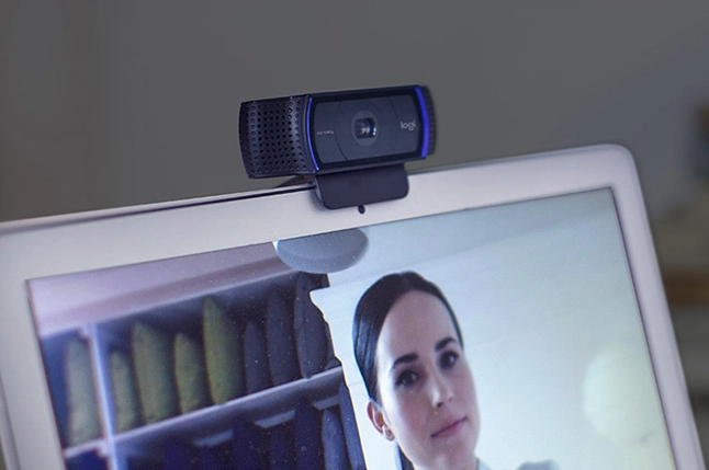 Hướng dẫn chi tiết cách cài webcam cho laptop cực đơn giản tại nhà 5 Hướng dẫn gắn Webcam rời vào vị trí trung tâm màn hình laptop