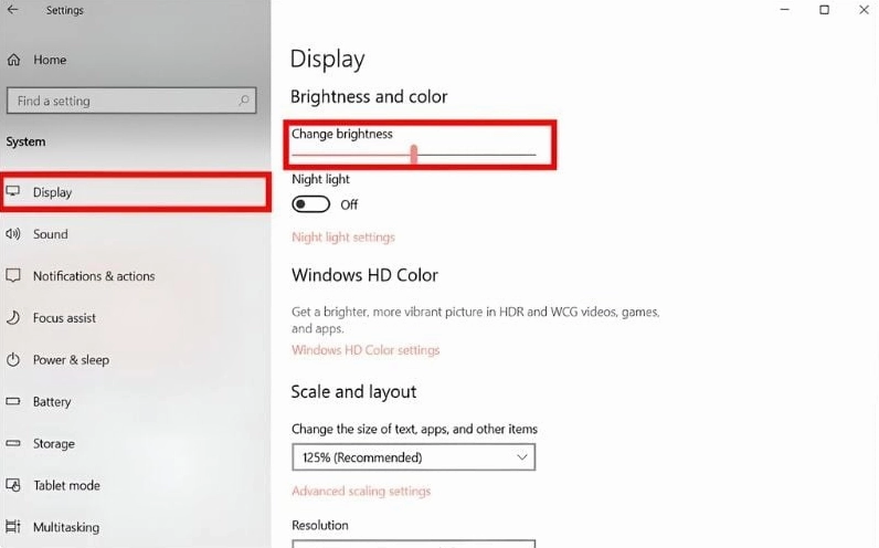 Kéo thả thanh trượt Brightness trong khu vực Action Center của hệ điều hành Windows