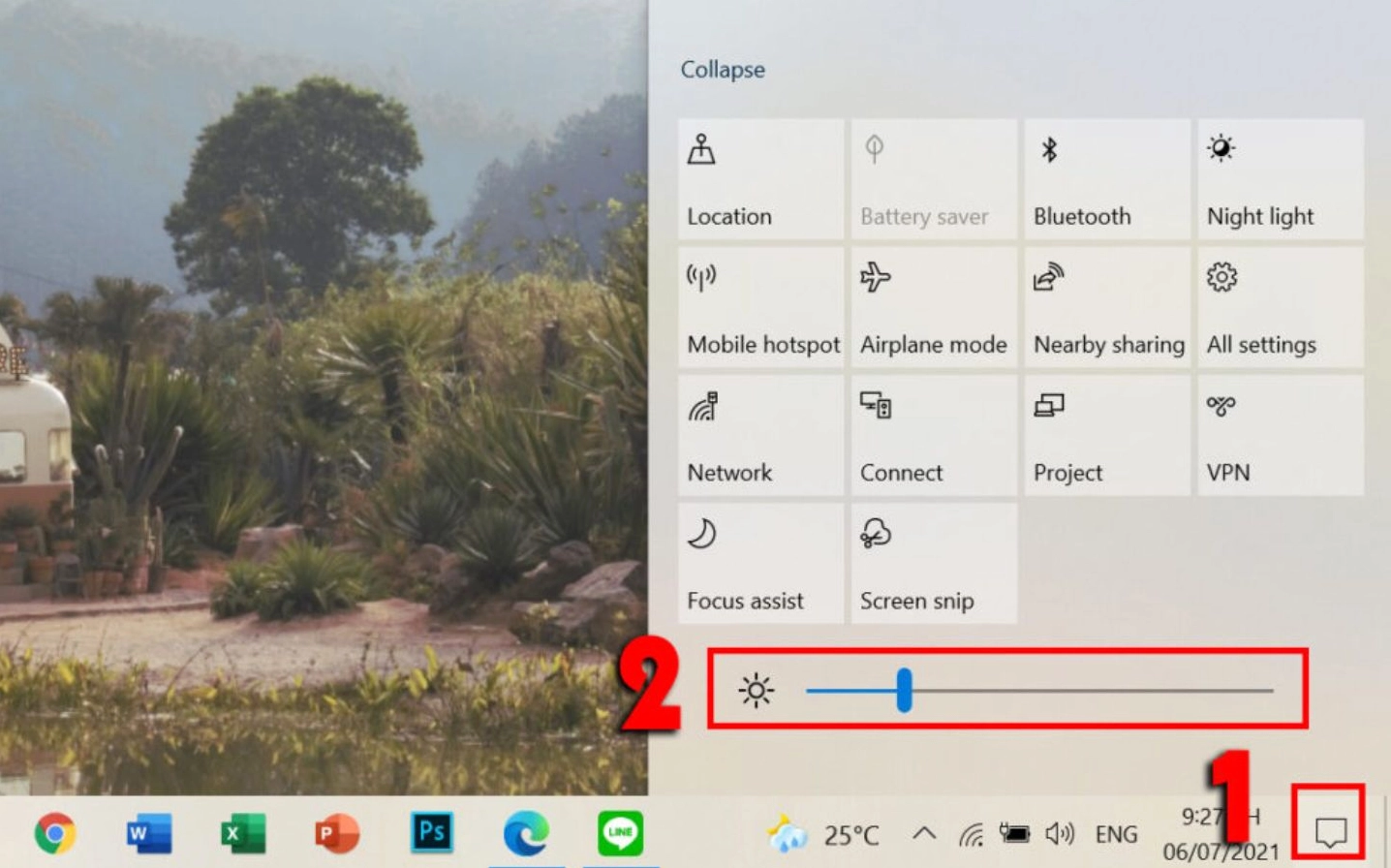 Kéo thanh trượt điều chỉnh độ sáng màn hình bên trong khu vực Action Center của Windows