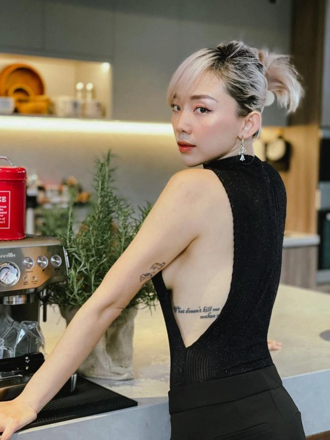 Khoảnh khắc đời thường đầy cuốn hút của cô nàng khi diện tạp dề
