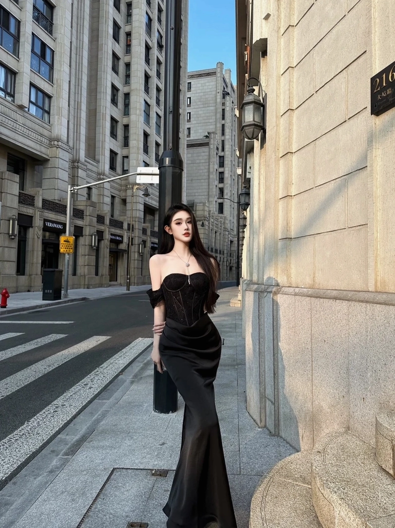 Khoảnh khắc gợi cảm của hot girl trong bộ váy tuyệt đẹp thu hút mọi ánh nhìn