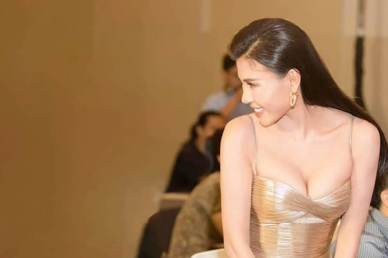 Khoảnh khắc tạo dáng quyến rũ của cô gái trẻ