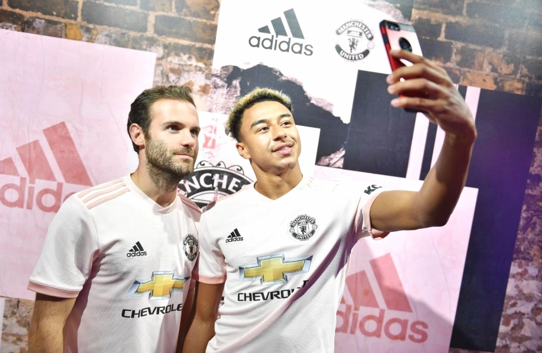 Khoảnh khắc tự tin của gái xinh mặc áo manchester united