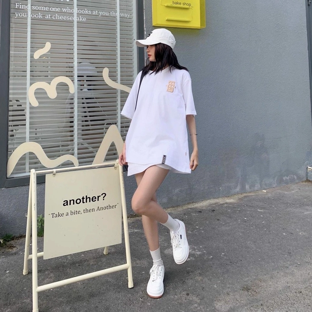 Khoe dáng hoàn hảo với style áo thun rộng giấu quần đầy quyến rũ