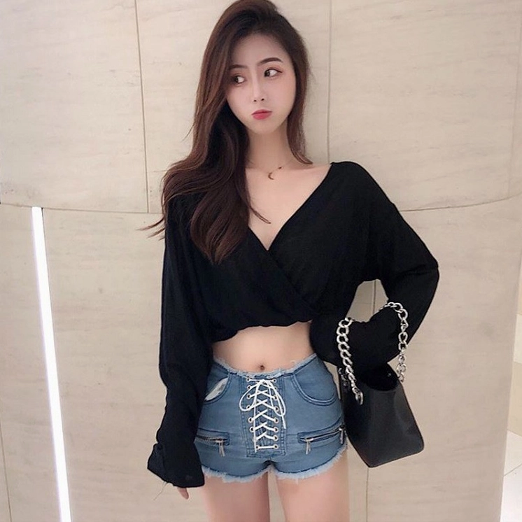 Bộ sưu tập hình ảnh gái xinh mặc áo croptop ngắn siêu quyến rũ 17 Khoe khéo xương quai xanh quyến rũ với thiết kế áo croptop cổ tim khoét sâu