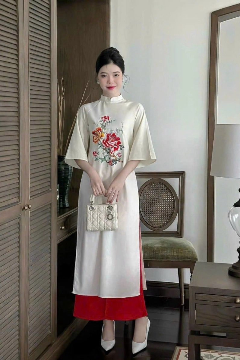 Khung cảnh thơ mộng làm nền cho vẻ đẹp của thiếu nữ diện áo dài tết