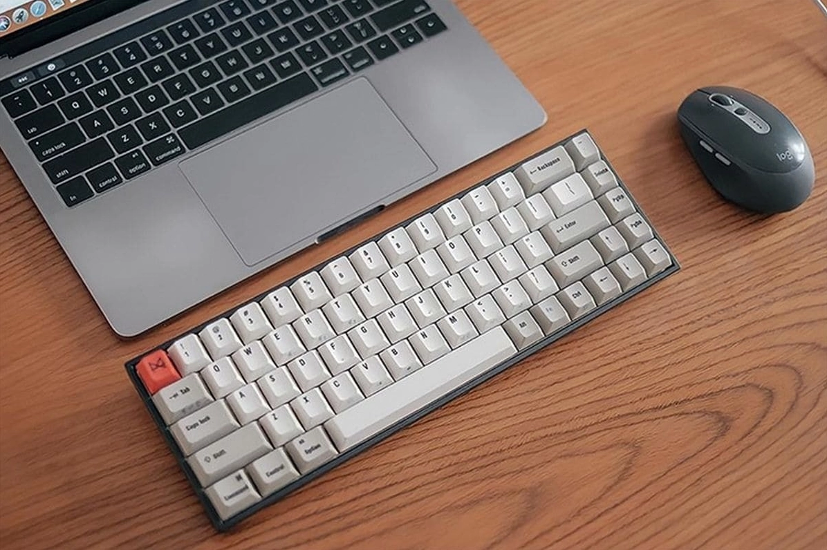 Kiểm tra khoảng cách giữa bàn phím và laptop, đảm bảo dưới 10m