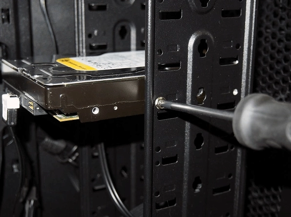 Hướng dẫn chi tiết cách kết nối hdd với laptop đơn giản và an toàn nhất 16 Kiểm tra kỹ lại các điểm tiếp xúc của dây cáp SATA trước khi đóng nắp máy