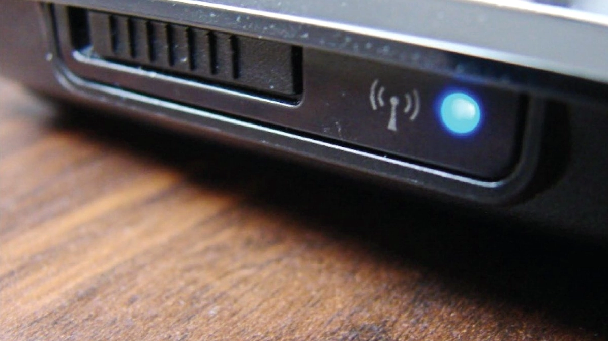 Kiểm tra nút gạt vật lý nằm ẩn dọc theo cạnh hông của thân máy