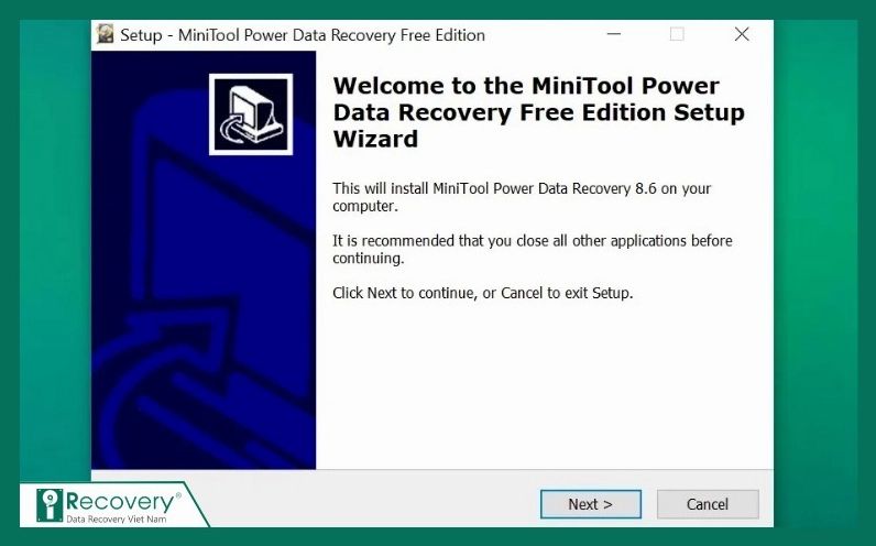 Kỹ thuật viên đang kiểm tra board mạch ổ cứng bị lỗi vật lý