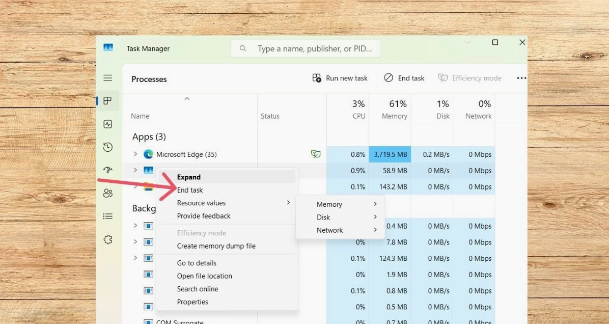 Hướng dẫn chi tiết cách tắt máy tính laptop khi bị đơ an toàn nhất năm 2026 16 Kỹ thuật viên đang xử lý sự cố đồ họa