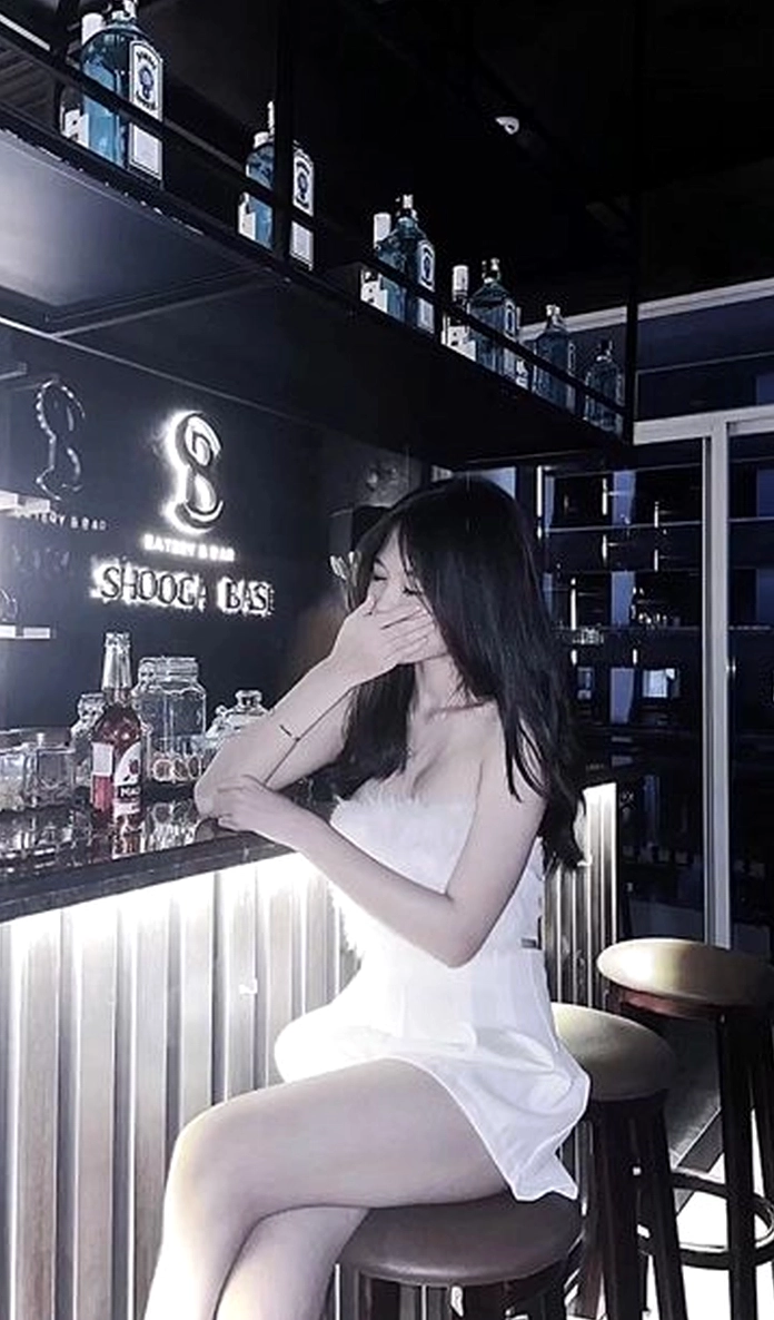 Làn da trắng sứ nổi bật khi diện váy ngắn rực rỡ