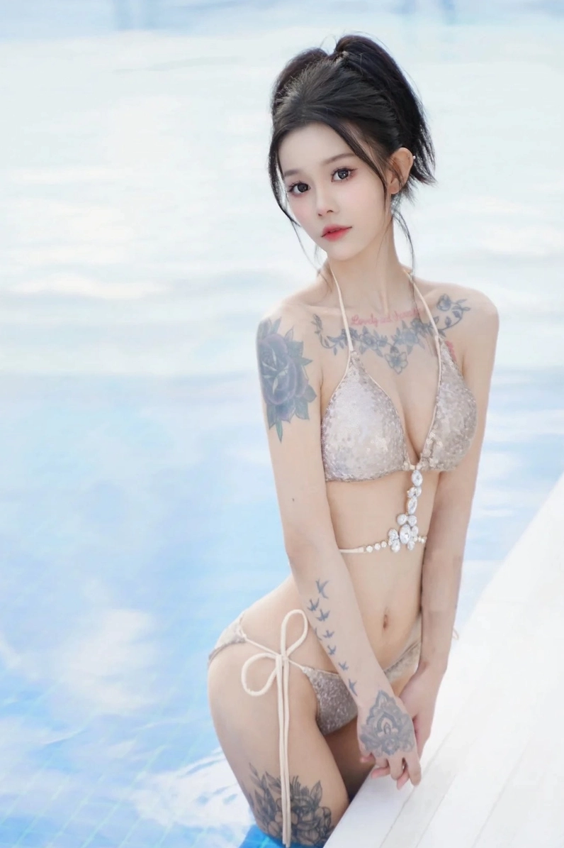 Làn da trắng sứ tỏa sáng dưới ánh nắng mặt trời rực rỡ