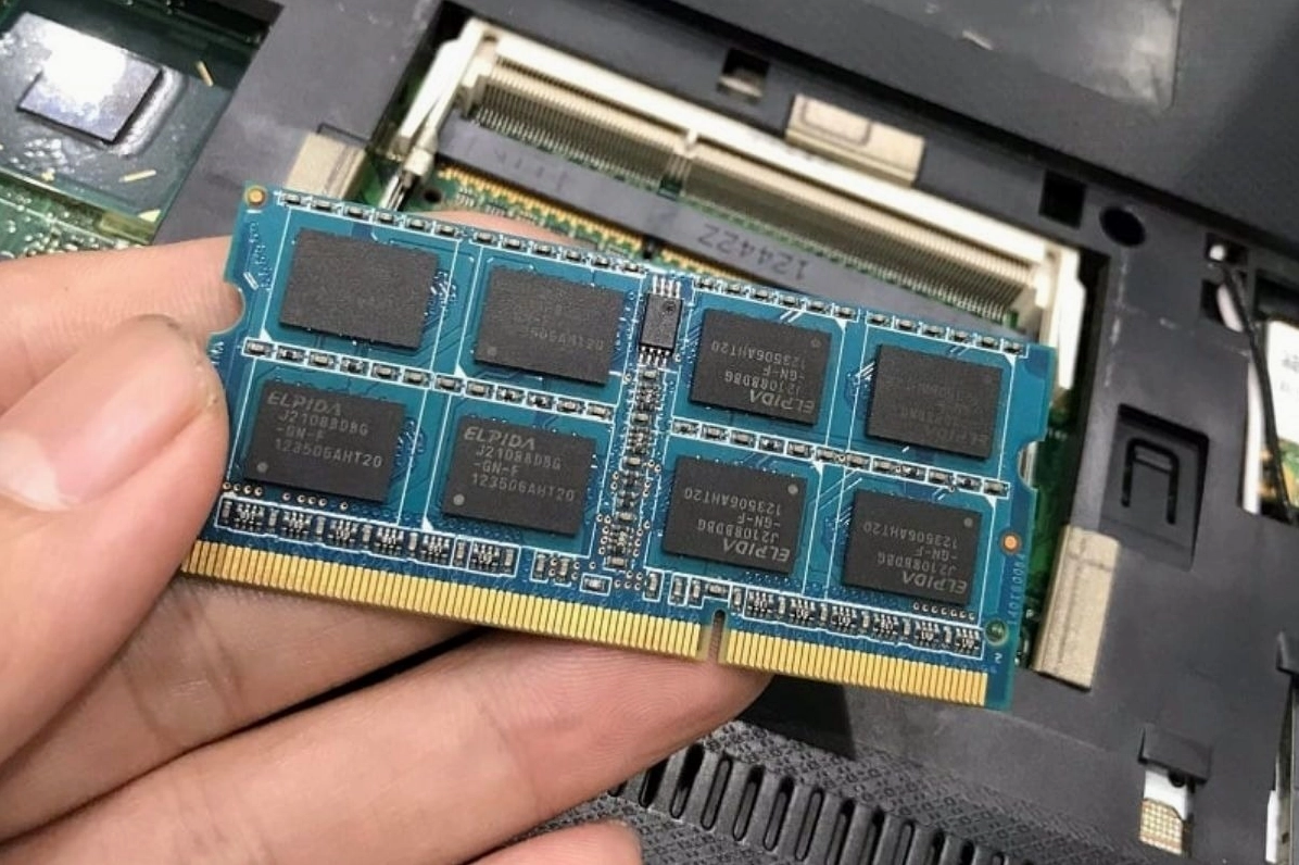 Lắp đặt thêm thanh RAM mới vào bo mạch chủ của laptop để tăng cường bộ nhớ