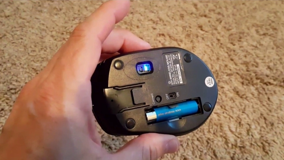 Lắp pin cho chuột laptop