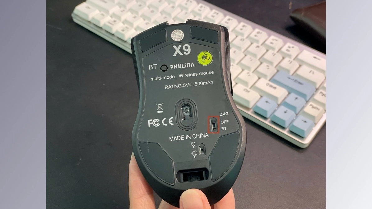 Lắp pin vào chuột Bluetooth theo hướng dẫn của nhà sản xuất