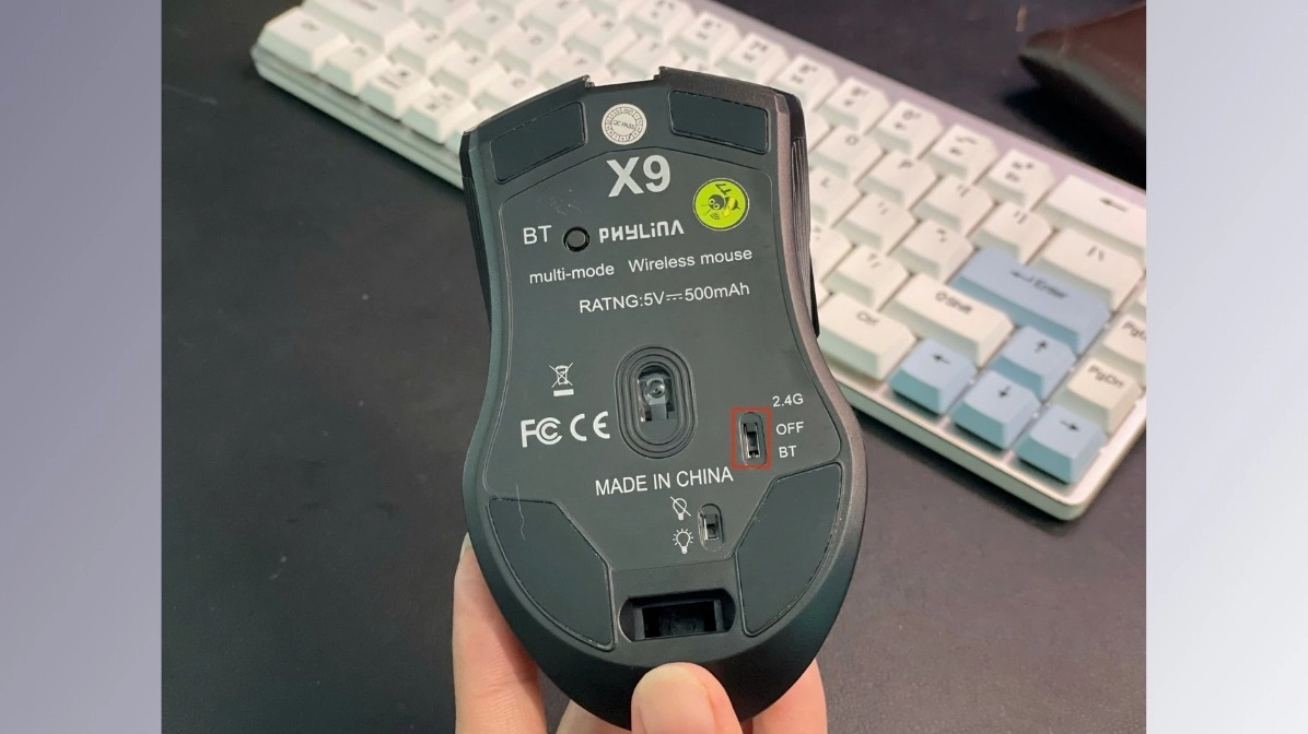 Lắp pin vào chuột Bluetooth theo hướng dẫn của nhà sản xuất