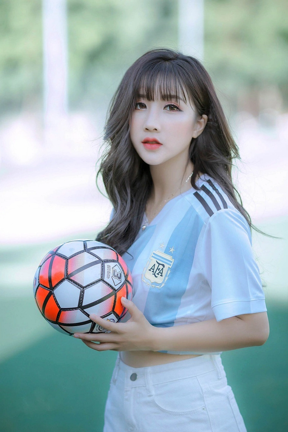 Linh Hương Trần với nụ cười tỏa nắng thể hiện tình yêu cuồng nhiệt với trái bóng tròn