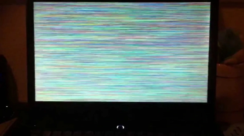 Hướng dẫn chi tiết cách kiểm tra màn hình laptop cũ chuẩn xác nhất trước khi mua 4 Màn hình laptop bị lỗi sọc ngang dọc nhiễu màu nặng
