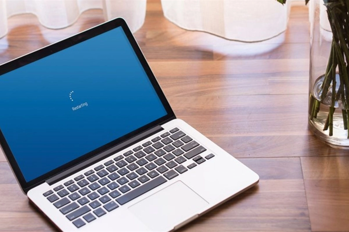 Màn hình máy tính Windows hiển thị tùy chọn Restart để khởi động lại hệ thống