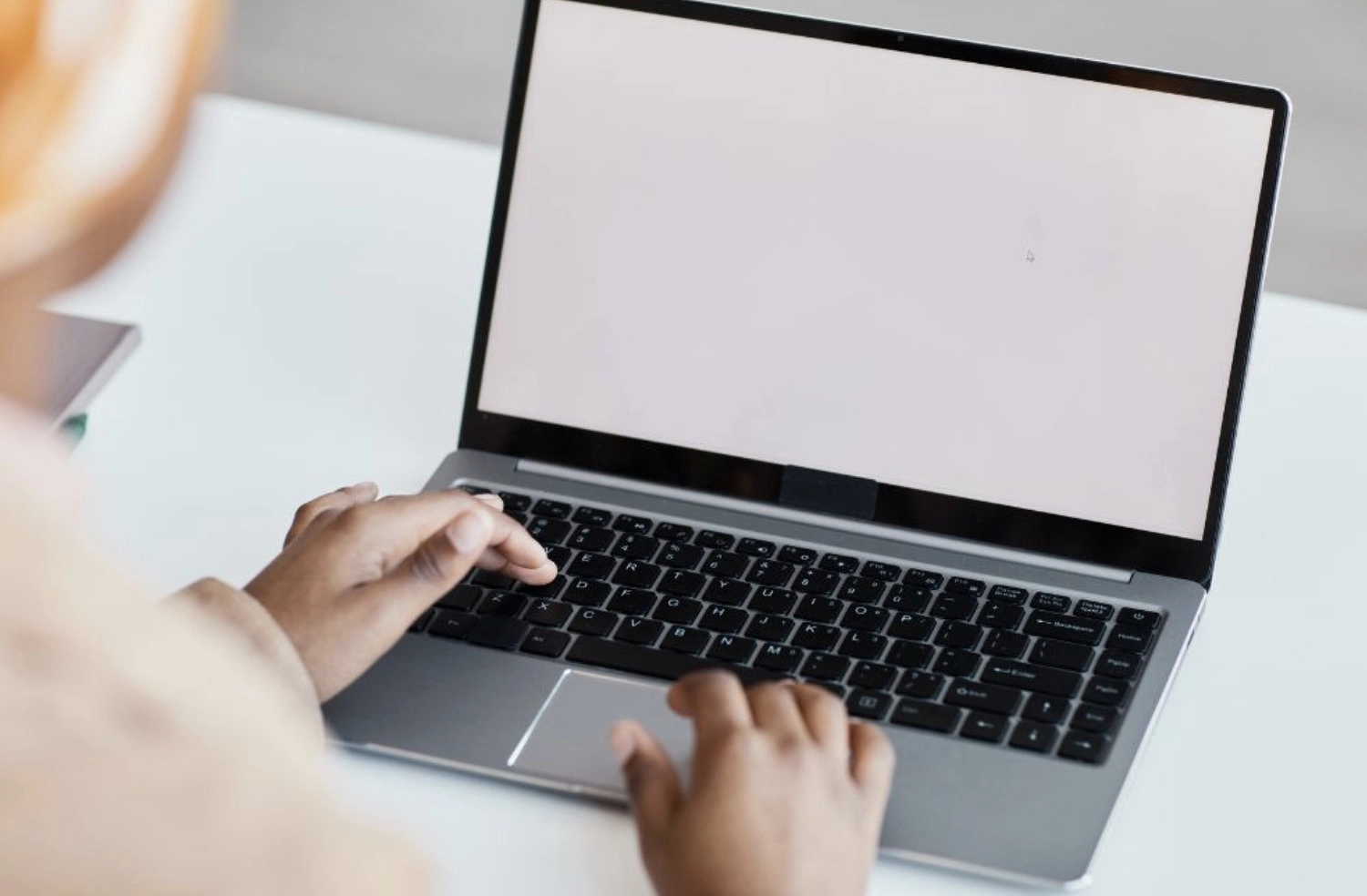 Màn hình trắng xóa do lỗi hệ thống trên máy tính