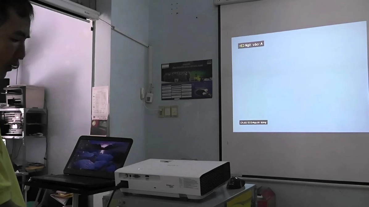 Hướng dẫn chi tiết cách cài đặt máy chiếu cho laptop nhanh chóng và đơn giản nhất 23 Máy chiếu báo lỗi không nhận tín hiệu từ laptop do cáp lỏng hoặc hỏng