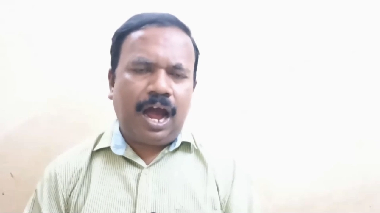 Meme mèo buồn bã với ánh mắt ngấn lệ đầy cam chịu