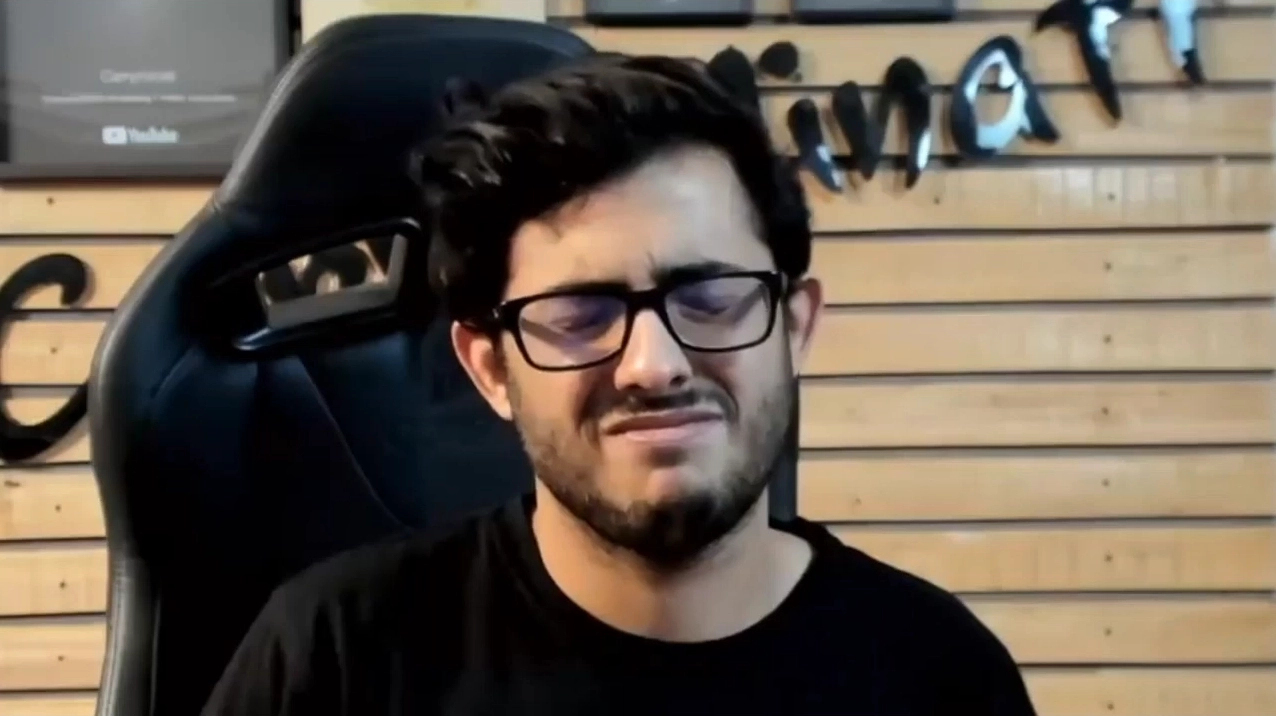 Meme mèo rơm rớm nước mắt đầy uất ức